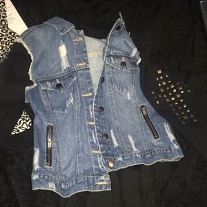 Jean jacket with black cotton sleeves.